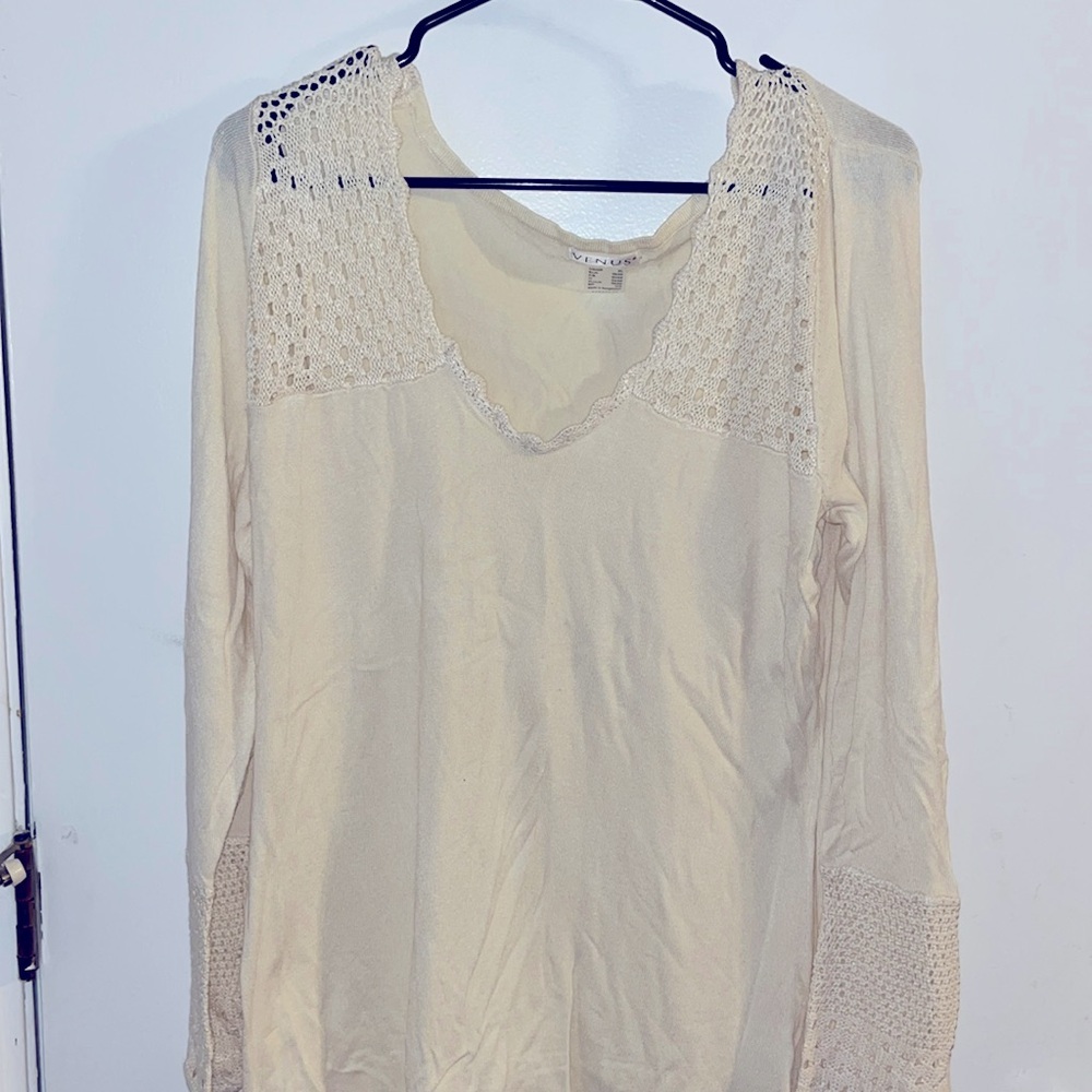 Venus Cream v neck sweater size XL. NWOT